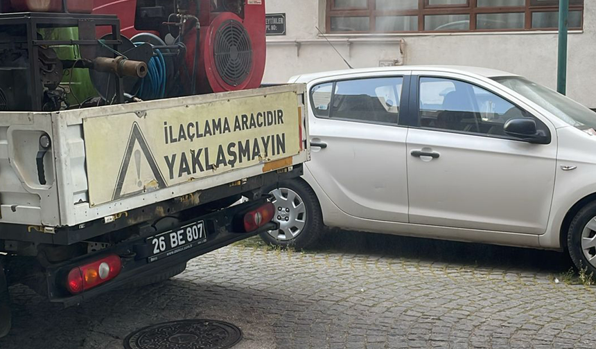 Çalışmalar Yaz Boyunca Sürecek
Odunpazarı Belediyesi yetkilileri, özellikle sivrisinek, karasinek ve kene gibi zararlıların popülasyonunu azaltmak amacıyla yaz boyunca ilaçlama çalışmalarının aralıksız süreceğini bildirdi. Açıklamada, özellikle kene kaynaklı hastalıkların arttığı bu dönemde yapılan çalışmaların, vatandaşların daha sağlıklı ve konforlu bir yaz geçirmesi açısından büyük önem taşıdığı vurgulandı.
Odunpazarı Belediyesi, çevre sağlığına verdiği önem doğrultusunda doğayı ve insan sağlığını korumaya yönelik hizmetlerini sürdürmeye devam ediyor.