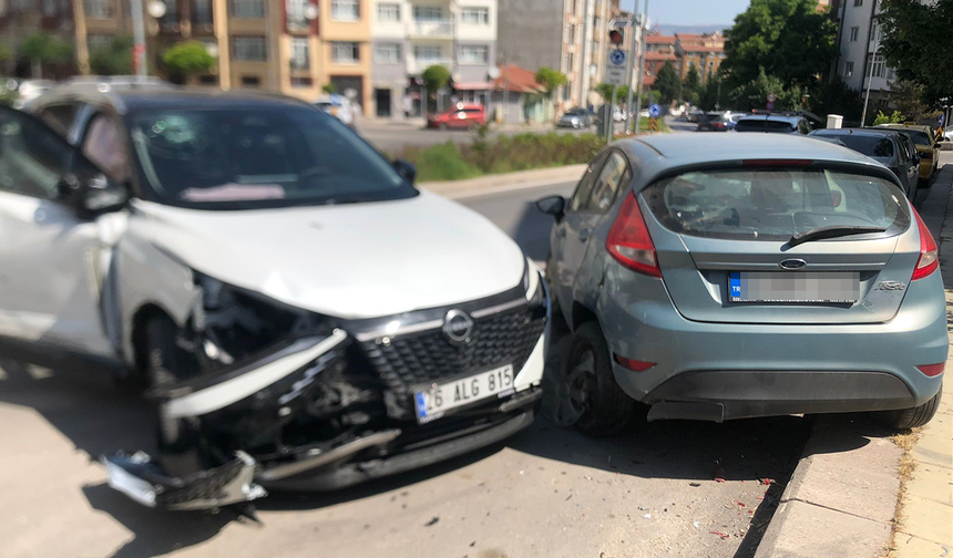 Eskişehir’de Cip 3 Aracı Hurdaya Çevirdi Sürücü Yaralı