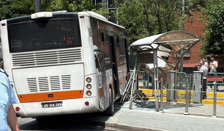 Eskişehir’de Feci Kaza: Otobüs Durağa Girdi 2 Kişi Yaralandı