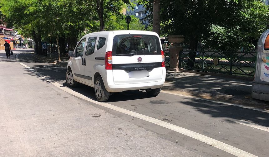 Eskişehir’de Pes Dedirten Park! Yeni Bisiklet Yoluna Araç Bıraktı