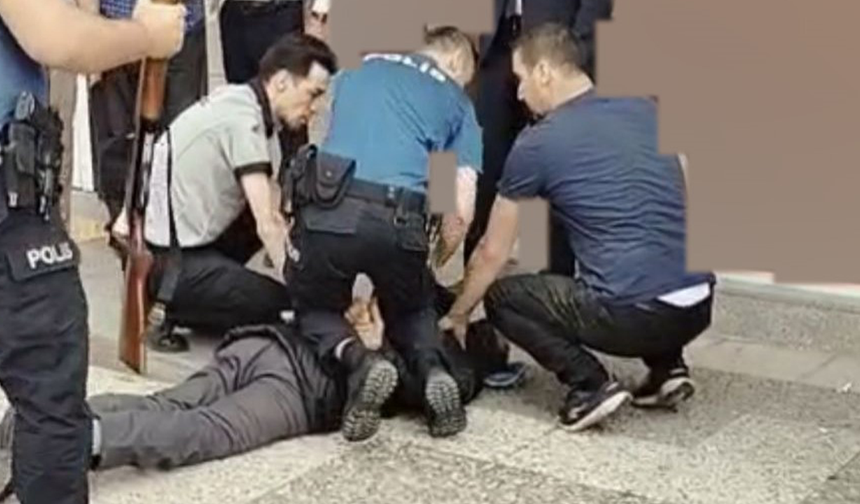 Müşteri Dolu Bankaya Silahla Girdi
Silahıyla tekrar bankaya gelen Selim T., içeride bulunan görevliler ve müşteriler arasında paniğe neden oldu. Olayın ardından polis ekipleri hızla bölgeye sevk edildi. Şüpheli, banka görevlilerinin ve polis ekiplerinin çabalarıyla kısa sürede ikna edildi. Elindeki tüfeği bankanın kapısına yaslayan Selim T., dışarı çıkarak güvenlik güçlerine teslim oldu.