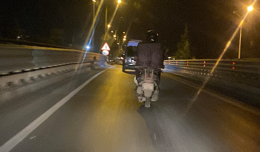 Eskişehir’de Bir Motosikletli Adeta Kazaya Davetiye Çıkardı