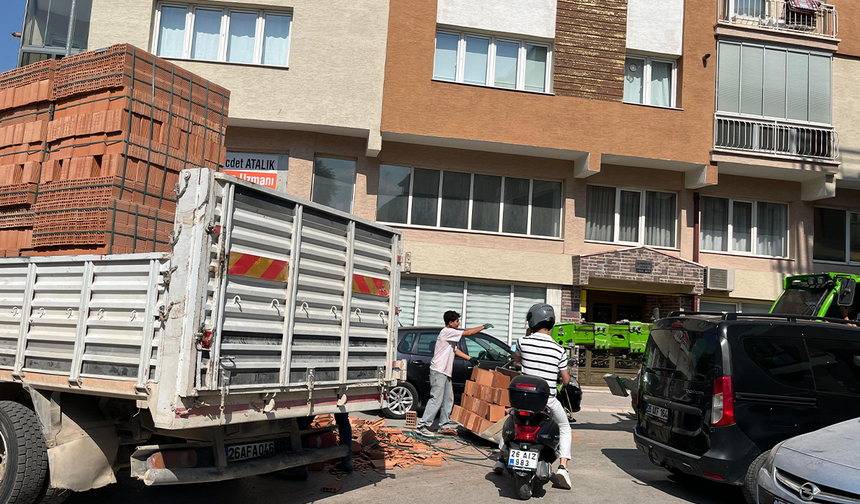 Eskişehir’de Kamyondan Düşen Tuğlalar Trafiği Felç Etti