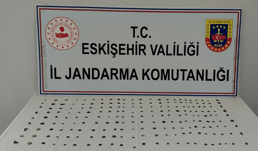 Eskişehir’de Yakalanan Kaçakçının Çantasından Hazine Çıktı