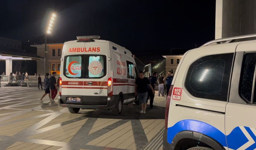 Sokak Ortasında Kanlı Saldırı 14 Yaşındaki Kız 4 Kişiyi Bıçakladı