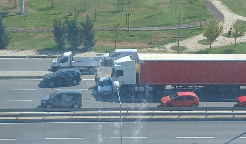 Eskişehir Şehir Hastanesi Önünde Kaza! Tır Otomobile Çarptı