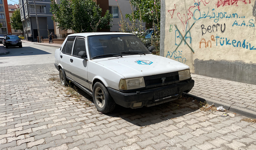 Eskişehir'de Terk Edilmiş Otomobil Gizemini Hala Koruyor