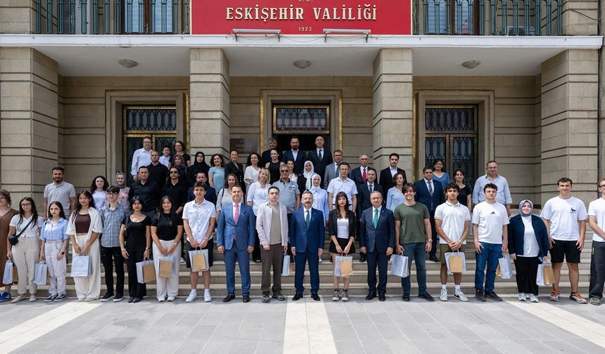 Vali Aksoy Derece Yapan Öğrencilerle Bir Araya Geldi
