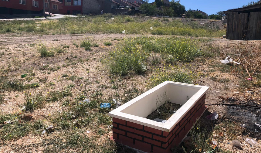 Eskişehir'de Gizemli Olay! Mahalle Ortasında Mezar Bulundu