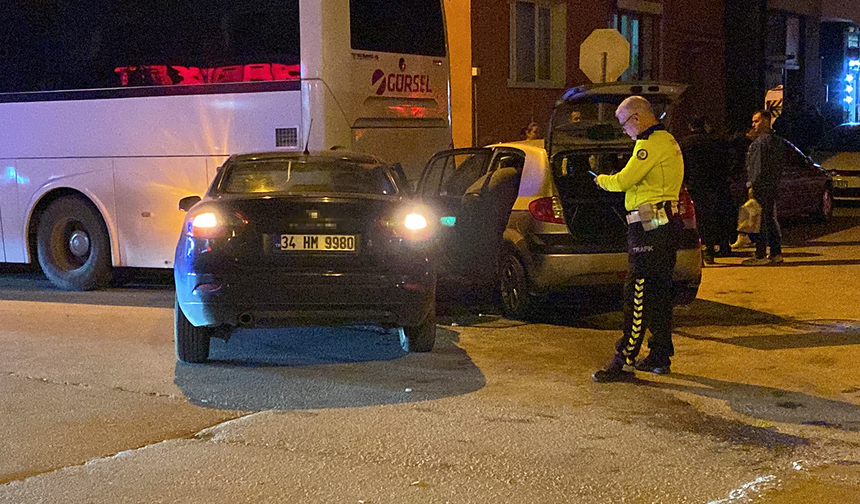 Eskişehir'de Feci Kaza! 2 Araç Park Halindeki Otobüse Çarptı