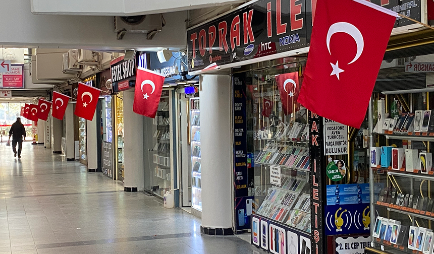 Eskişehir'de Dükkanlar Türk Bayraklarıyla Donatıldı!