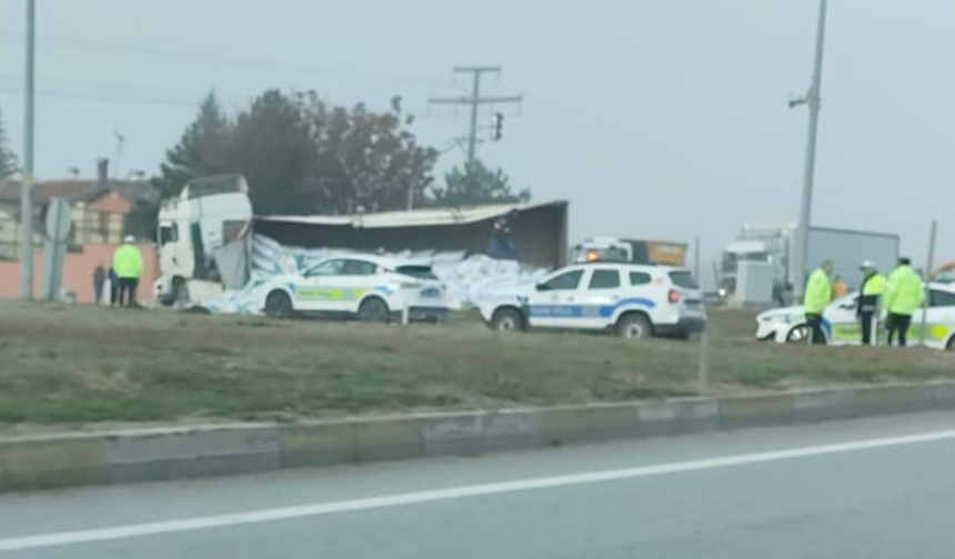 Eskişehir’de Faciadan Dönüldü Devrilen Tır Trafiği Felç Etti