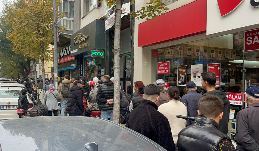 Eskişehir’de TOKİ Başvurusu İçin Vatandaşlar Metrelerce Kuyruk Oluşturdu!