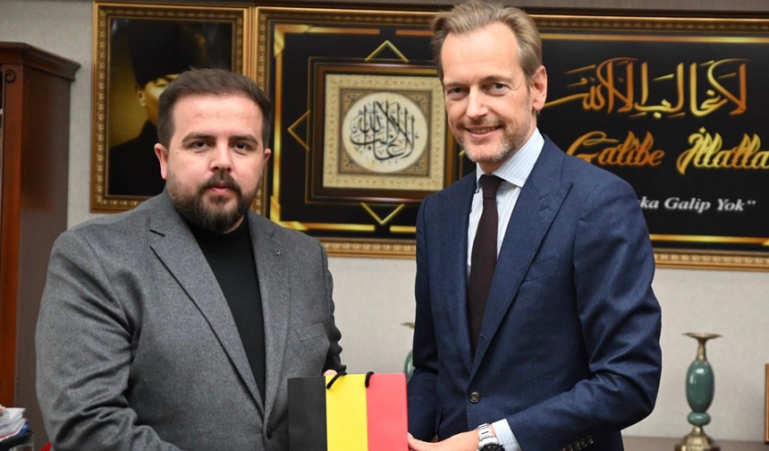 Ak Parti İlçe Başkanı Emrah Mola’dan Belçika Büyükelçisi Velde’ye Hediye Takdimi!