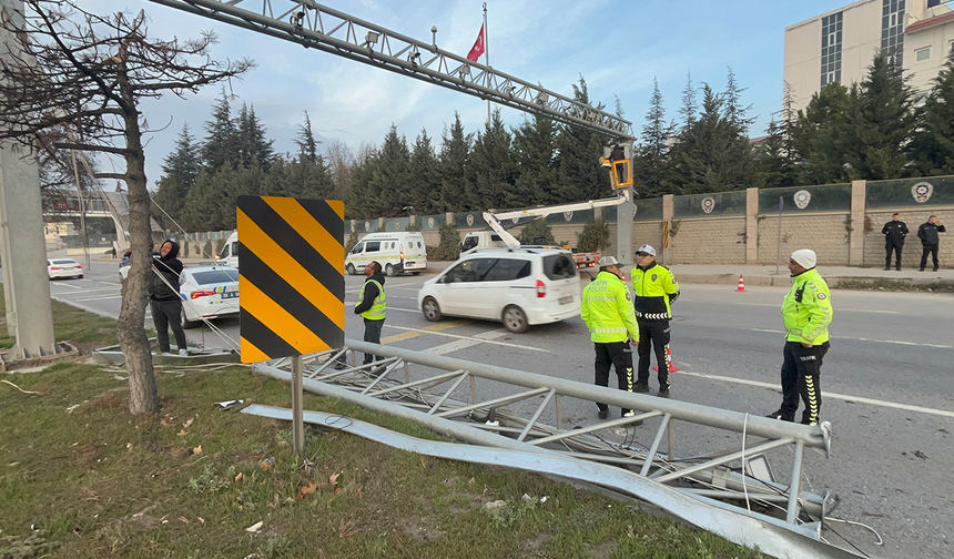 Eskişehir’de Faciadan Dönüldü! Tırın Çarptığı Direk Devrildi