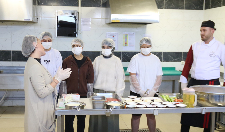 Eskişehir’de Öğrenciler Yöresel Lezzetler İçin Mutfağa Girdi