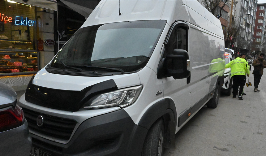 Eskişehir’de Sol Şeritte İndi Kamyonet Ayağını Ezdi