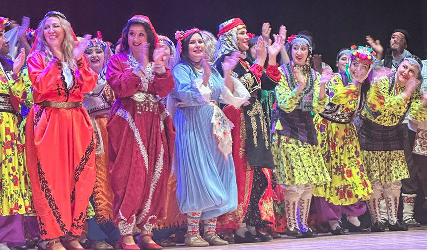 Anadolu Üniversitesi Yetişkin Halk Dansları Gösterisine Büyük İlgi!