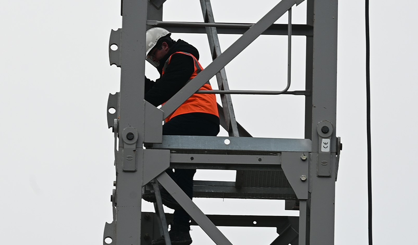 Eskişehir'de Metrelerce Yüksekte Zorlu Mesai!