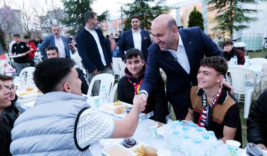 Başkan Albayrak Duyurdu! Eskişehir’de 1900 Kişilik İftar Çadırı Kuruldu!