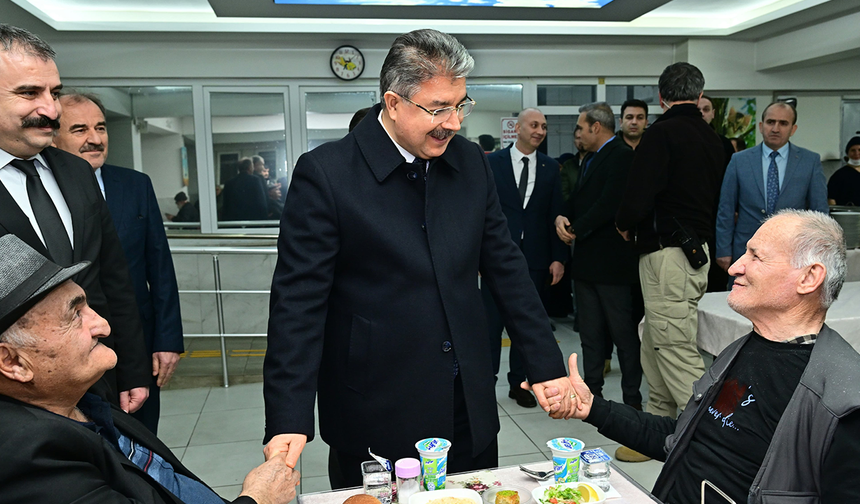 Eskişehir Valisi Yılmaz'dan Huzurevine Anlamlı Ziyaret!