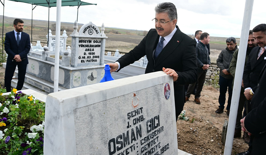 Eskişehir Valisi Yılmaz'dan Şehit Kabrine Anlamlı Ziyaret!