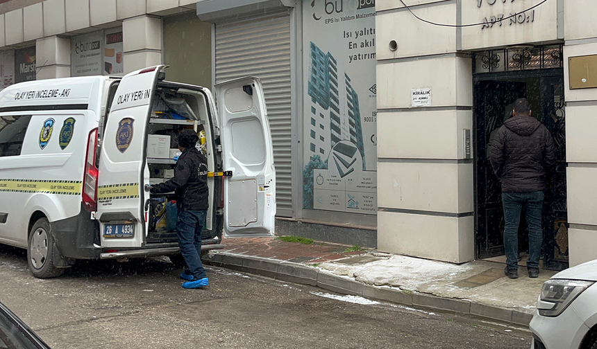 Eskişehir’de 7’nci Kattan Atlayan Adamın Evinden Eşinin Cenazesi Çıktı!