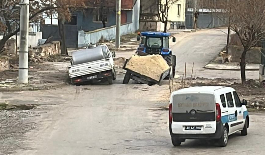 Eskişehir’de Çöken Yol Nedeniyle İki Araç Çukura Saplandı!