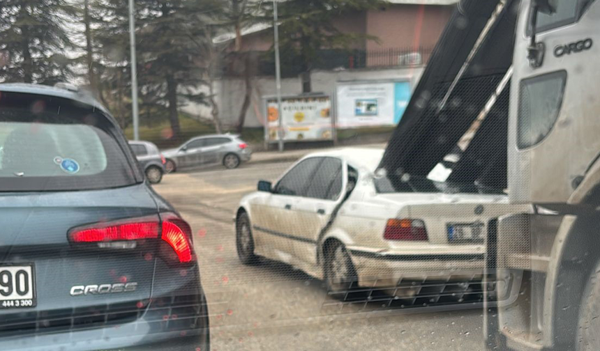 Eskişehir'de Kamyondan Düşen Demirler Araca Saplandı!