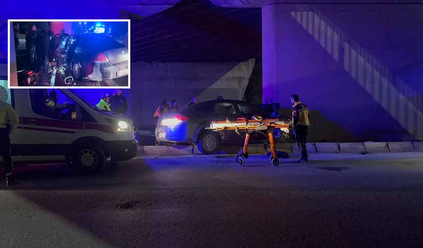 Eskişehir’de Kontrolden Çıkan Araç Köprü Kolonuna Saplandı!