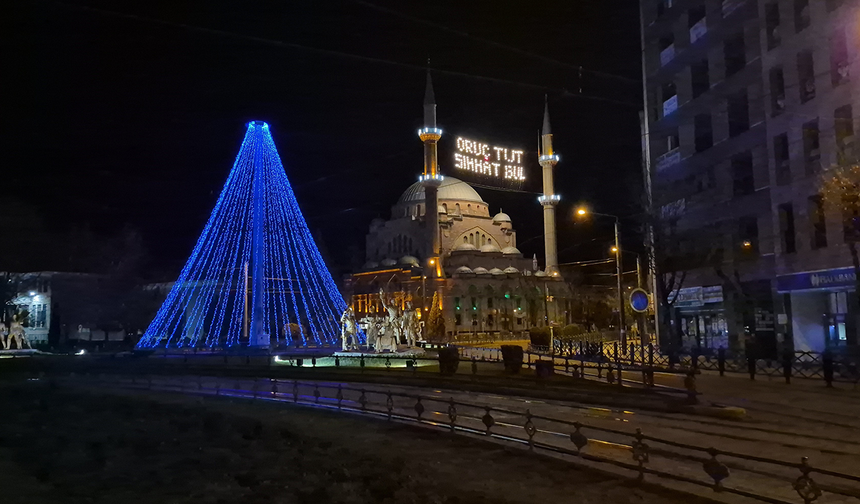 Eskişehir’de Minareler Ramazan İçin Mahyalarla Süslendi!