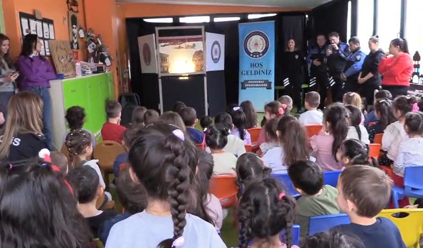 Eskişehir’de Polisler Miniklerle Bayrak Etkinliğinde Buluştu