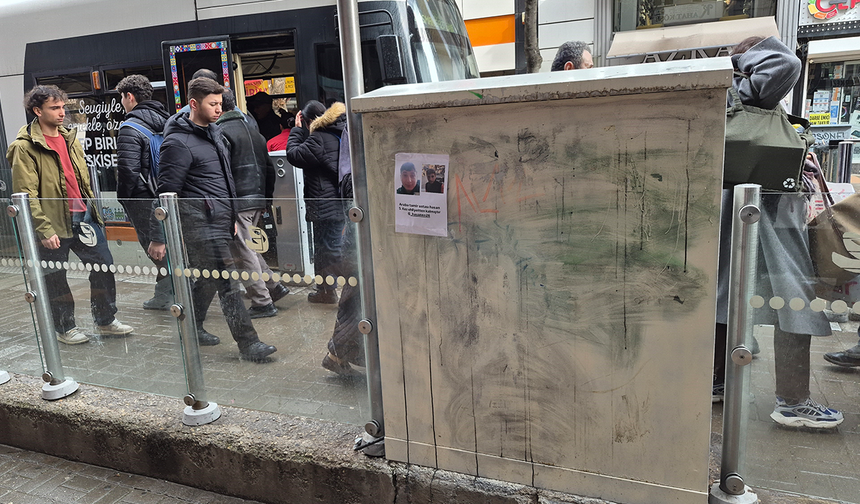 Eskişehir'de Tramvay Durağına Asılan Yazı Yüzleri Güldürdü!