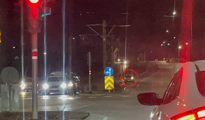 Eskişehir'de Tramvay Yoluna Giren Araç Adeta Kazaya Davetiye Çıkardı!