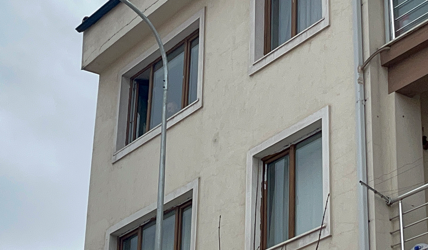 Eskişehir'de Üçüncü Kattan Düşen Çocuk Yaşam Savaşı Veriyor!
