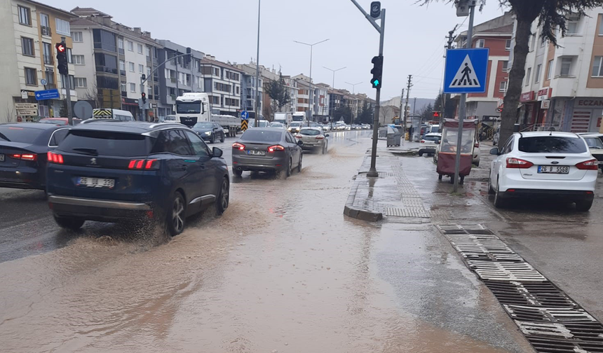 Eskişehir’de Yağmur Nedeniyle Caddeler Göle Döndü!