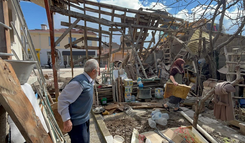 Eskişehir’de Yol Çalışmasında Yaşlı Çiftin Evi Adeta Yerle Bir Oldu!