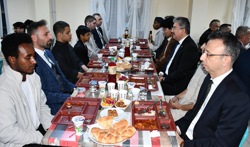 Vali Yılmaz İftarda Öğrencilerle Buluştu