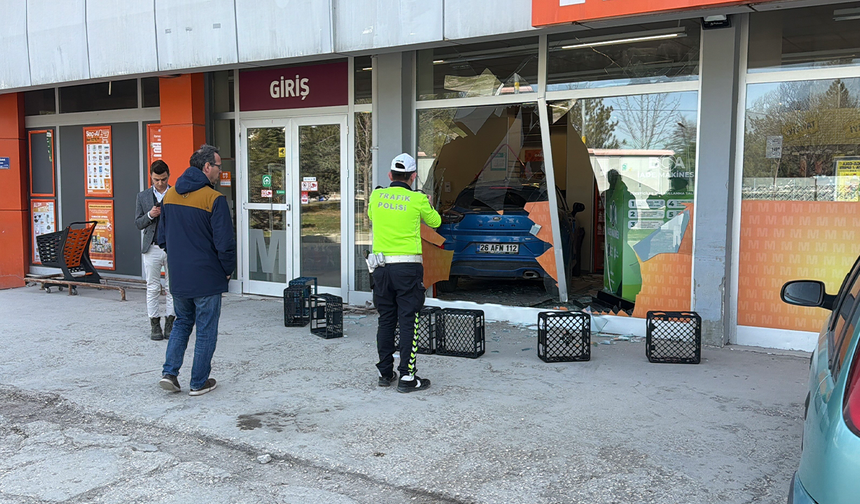 Eskişehir’de Fren Yerine Gaza Basan Sürücü Markete Daldı!