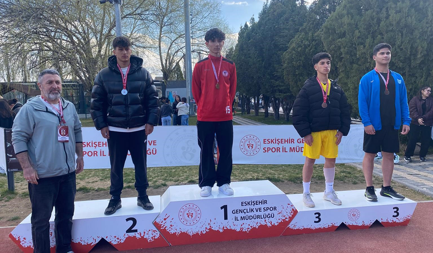 Eskişehir'de Genç Atletler Derece İçin Kıyasıya Yarıştı!