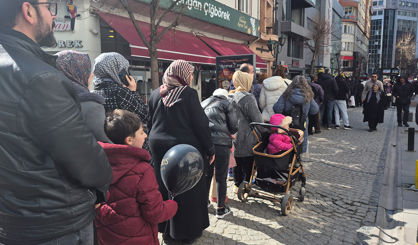 Eskişehir'de İndirim Kuyruğu Metrelerce Uzadı!