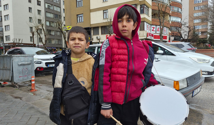 Eskişehir’de Minik İkili Davul Çalarak Bayram Harçlığı Topladı!