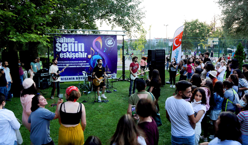 Eskişehir’de Sokaklar Açık Hava Sahnesine Dönüşüyor!