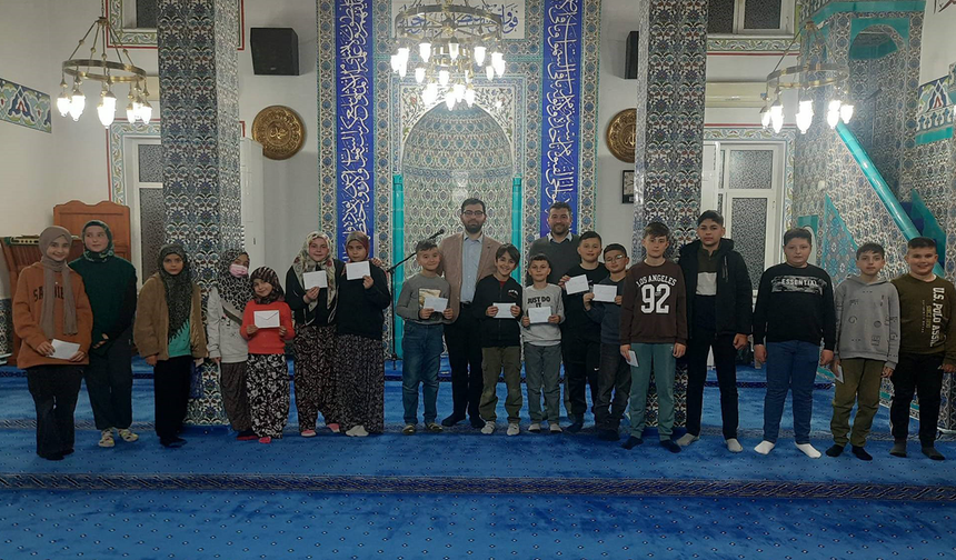 Eskişehir’de Son Teravih Namazında Çocuklara Anlamlı Hediye!