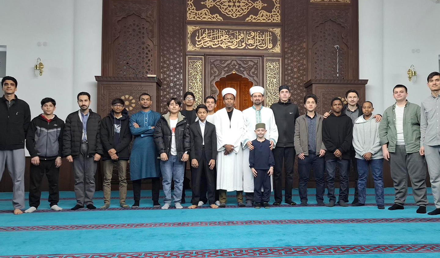 Eskişehir’de Teravihte Mihraba Geçen Gençler Takdir Topluyor