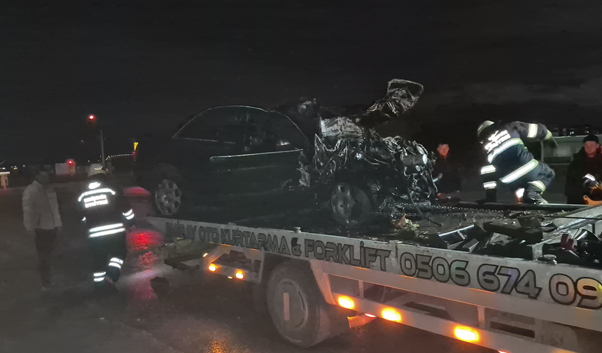 Eskişehir’de Tırın Altında Kalan Araç Aniden Alev Aldı!