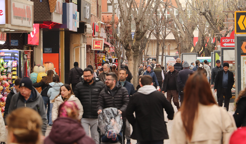 Eskişehir’de Yağışlı Havaya Rağmen Sokaklar Doldu Taştı!