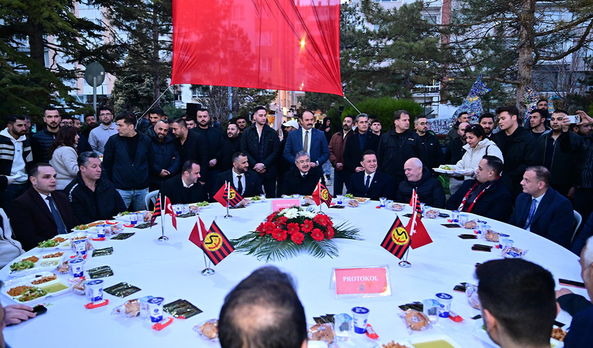 Vali Yılmaz Eskişehirspor Taraftarlarıyla İftarda Buluştu!