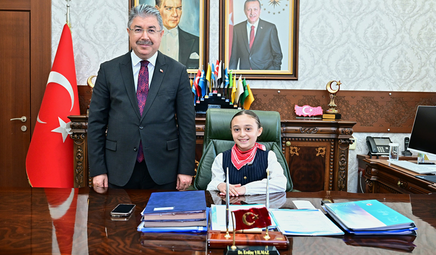 Eskişehir Valisi Yılmaz Makamını Minik Valiye Devretti!