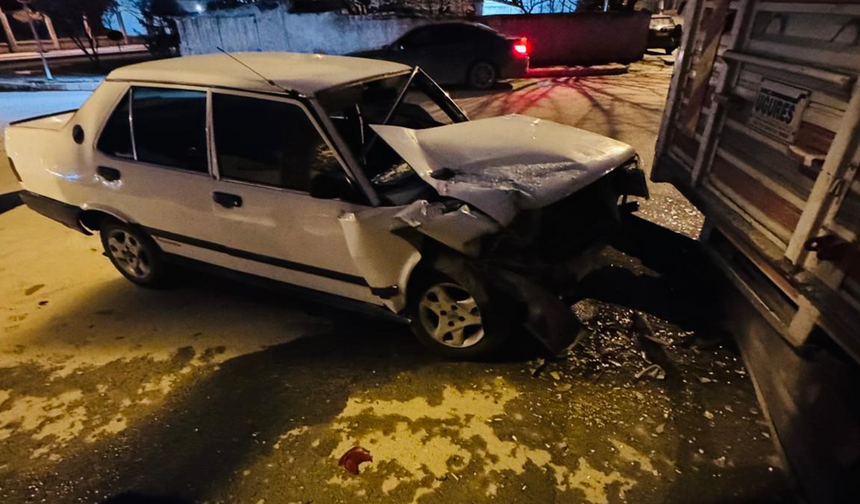 Eskişehir’de Alkollü Sürücü Park Halindeki Kamyonete Çarptı!